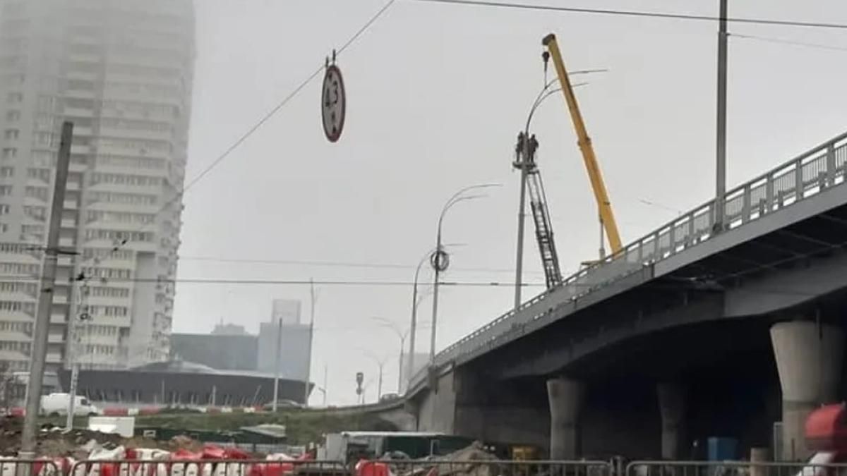 У Києві на Шулявському мосту встановили ліхтарі - Київ