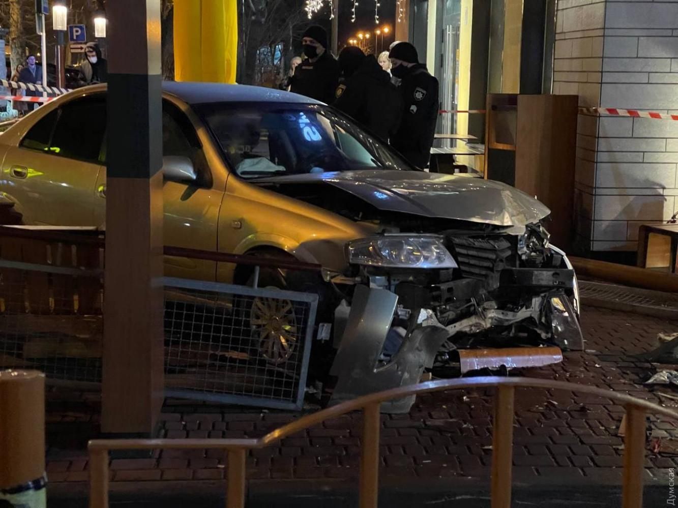 В Одесі автівка влетіла у терасу McDonald's: фото, відео