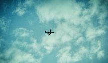 Пилот нарисовал шприц в небе из-за вакцинации против коронавируса: видео