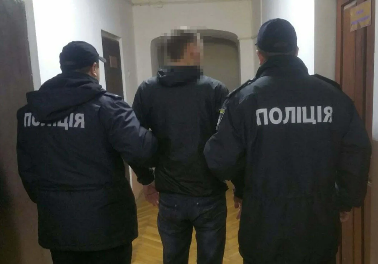 Вдарив ножем в живіт: у Дрогобичі чоловік ледь не вбив свою знайому – фото Вдарив ножем в живіт: у Дрогобичі чоловік ледь не вбив свою знайому – фото