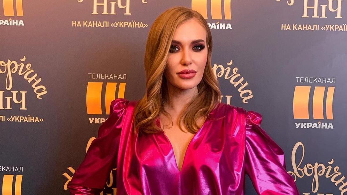 Слава Каминская захватила образом в мини-платье и ботфортах: фото