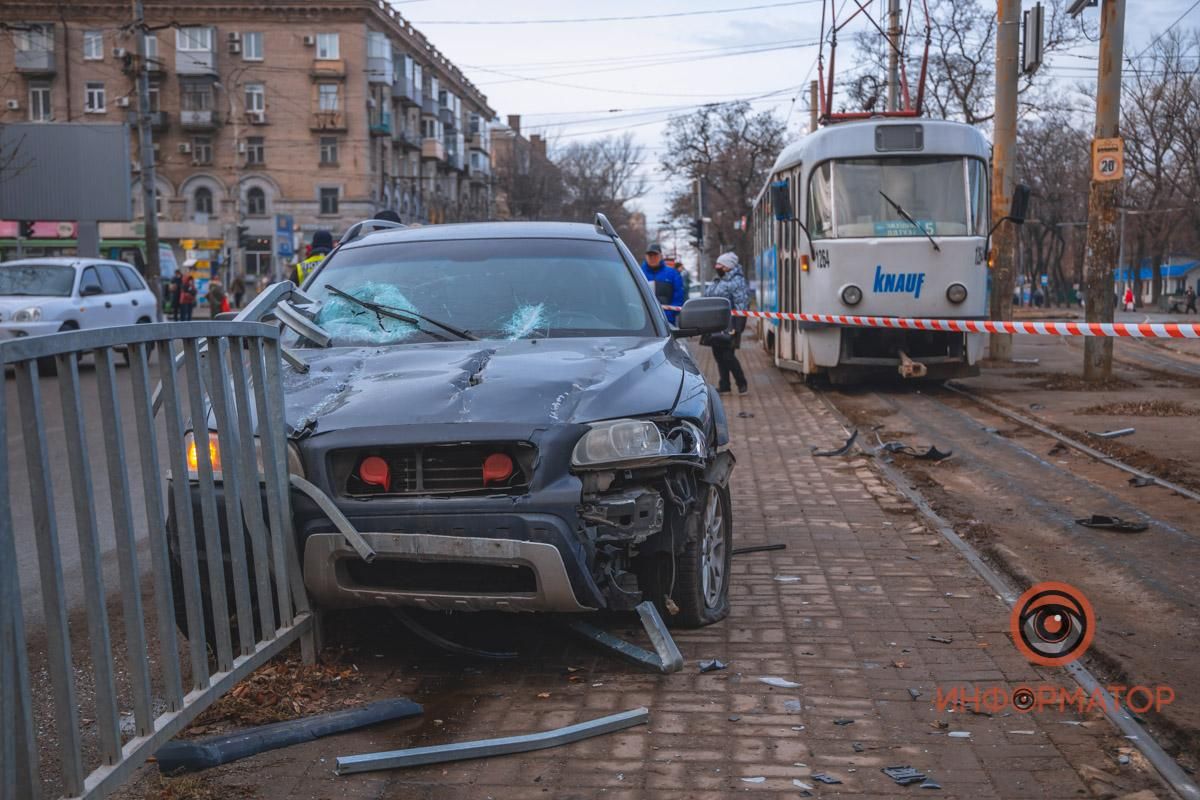 У Дніпрі Volvo влетів у зупинку та збив жінку, поліція шукає свідків