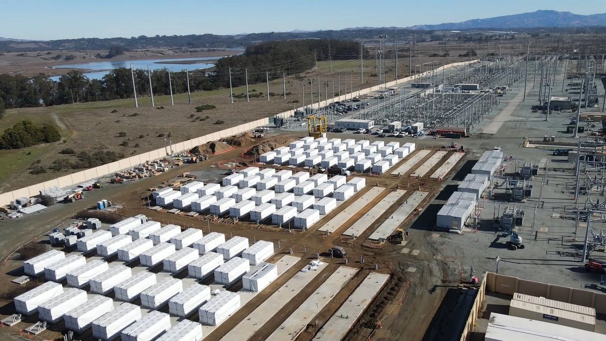 Велике акумуляторне сховище Tesla з висоти пташиного польоту: відео Велике акумуляторне сховище Tesla з висоти пташиного польоту: відео