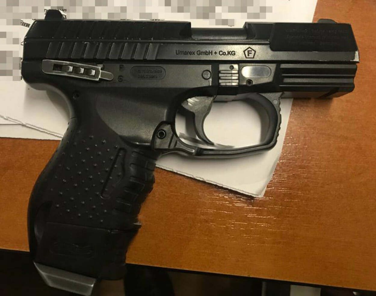 Во Львове пьяный 19-летний парень угрожал патрульным пистолетом :фото Во Львове пьяный 19-летний парень угрожал патрульным пистолетом :фото