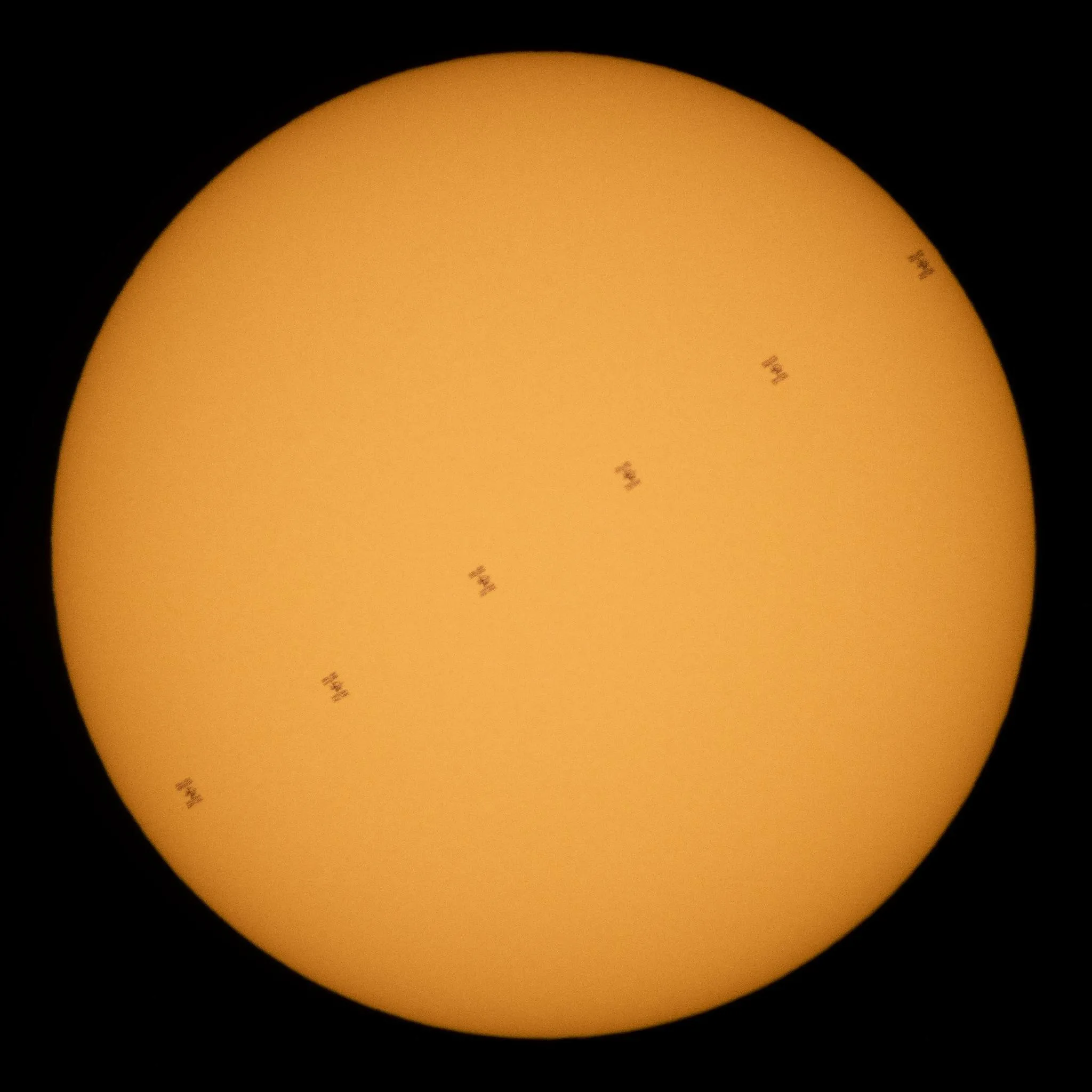 Транзит МКС на фоні Сонця Транзит МКС на фоні Сонця