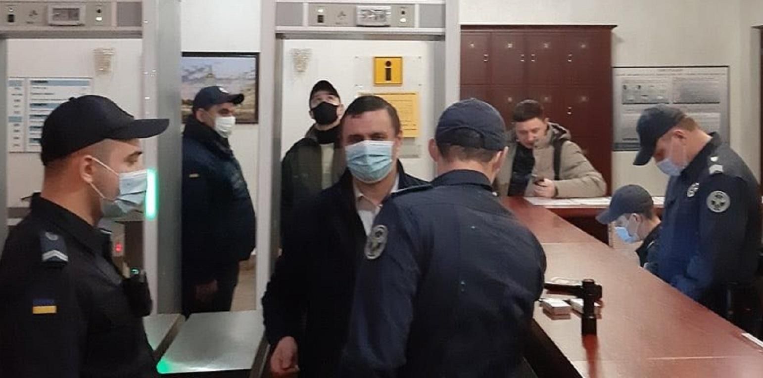 Микитась в сопровождении спецназовцев НАБУ пришел в суд: видео