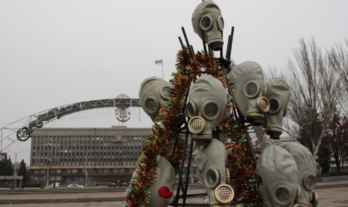 В Запорожье установили елку из противогазов: для чего - фото В Запорожье установили елку из противогазов: для чего - фото