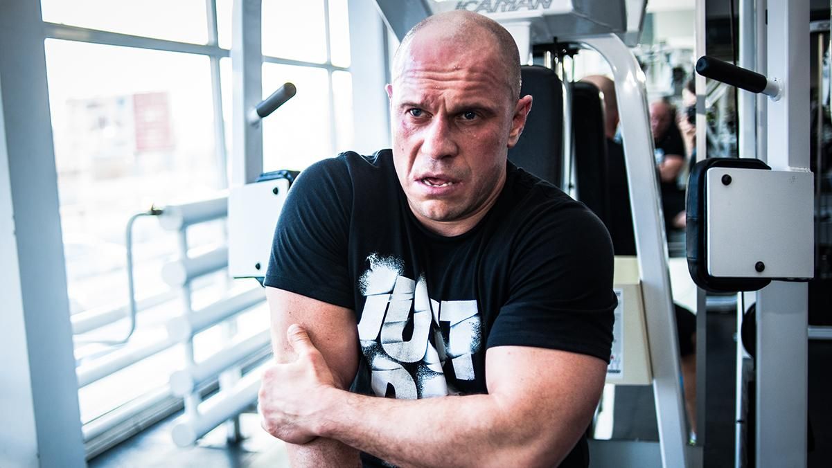 Кива в ушанці з радянською зіркою звернувся до якихось нацистів-фашистів і попросив його арештувати Кива в ушанці з радянською зіркою звернувся до якихось нацистів-фашистів і попросив його арештувати