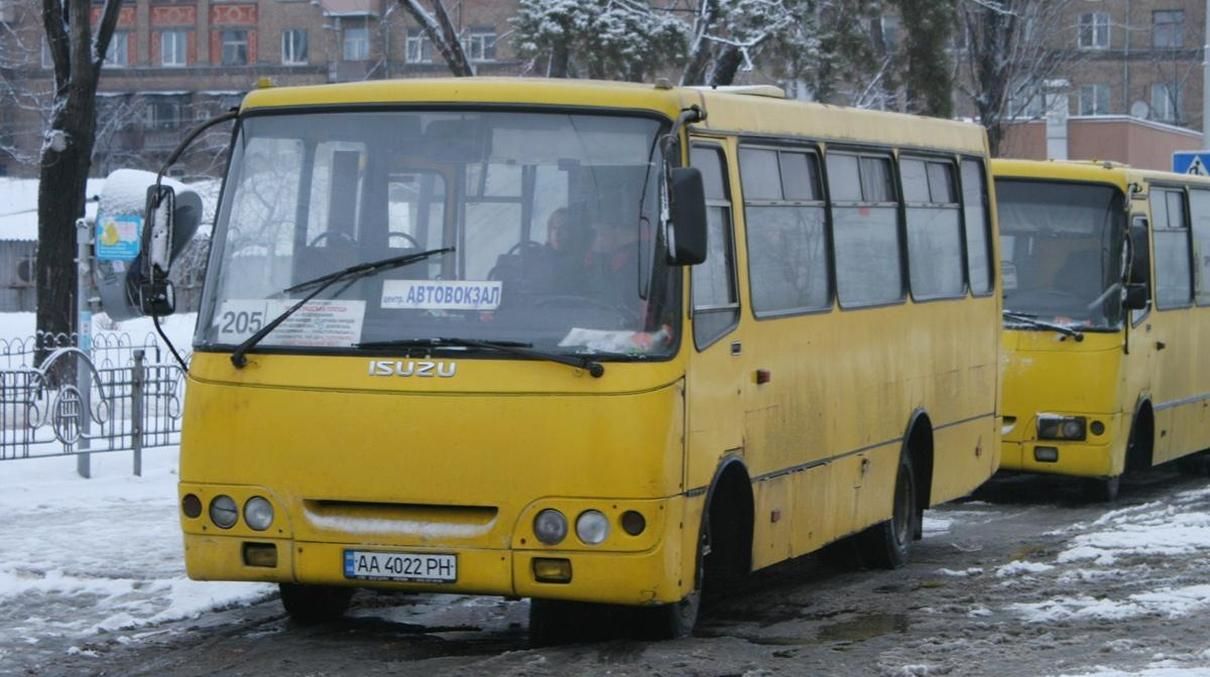 У київській маршрутці пасажир влаштував бійку з водієм