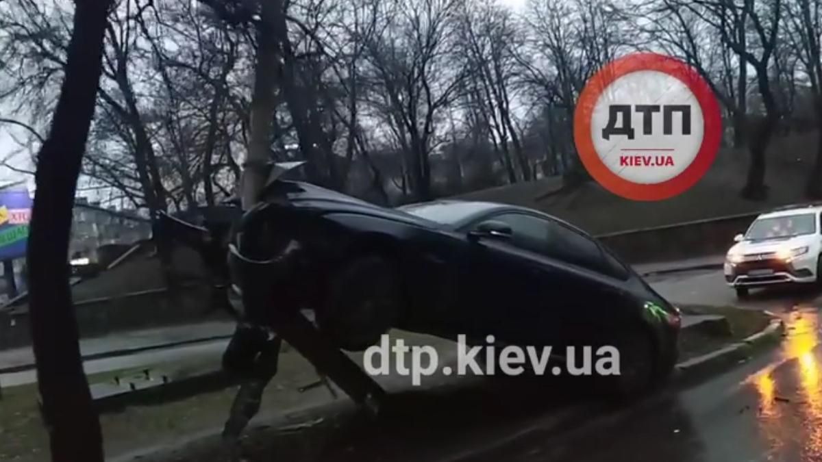 У Києві після новорічної ночі побачили Jaguar на стовпі: відео - Київ