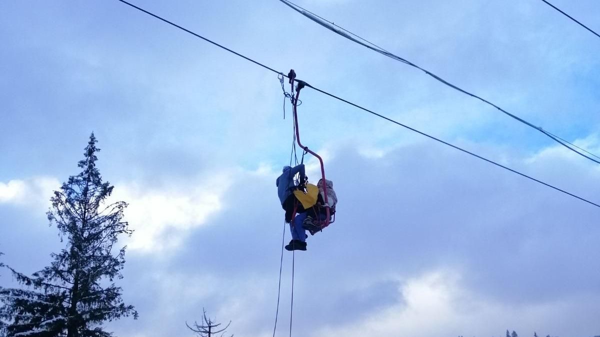 Канатна дорога зупинилася в Славському на горі Тростян: фото