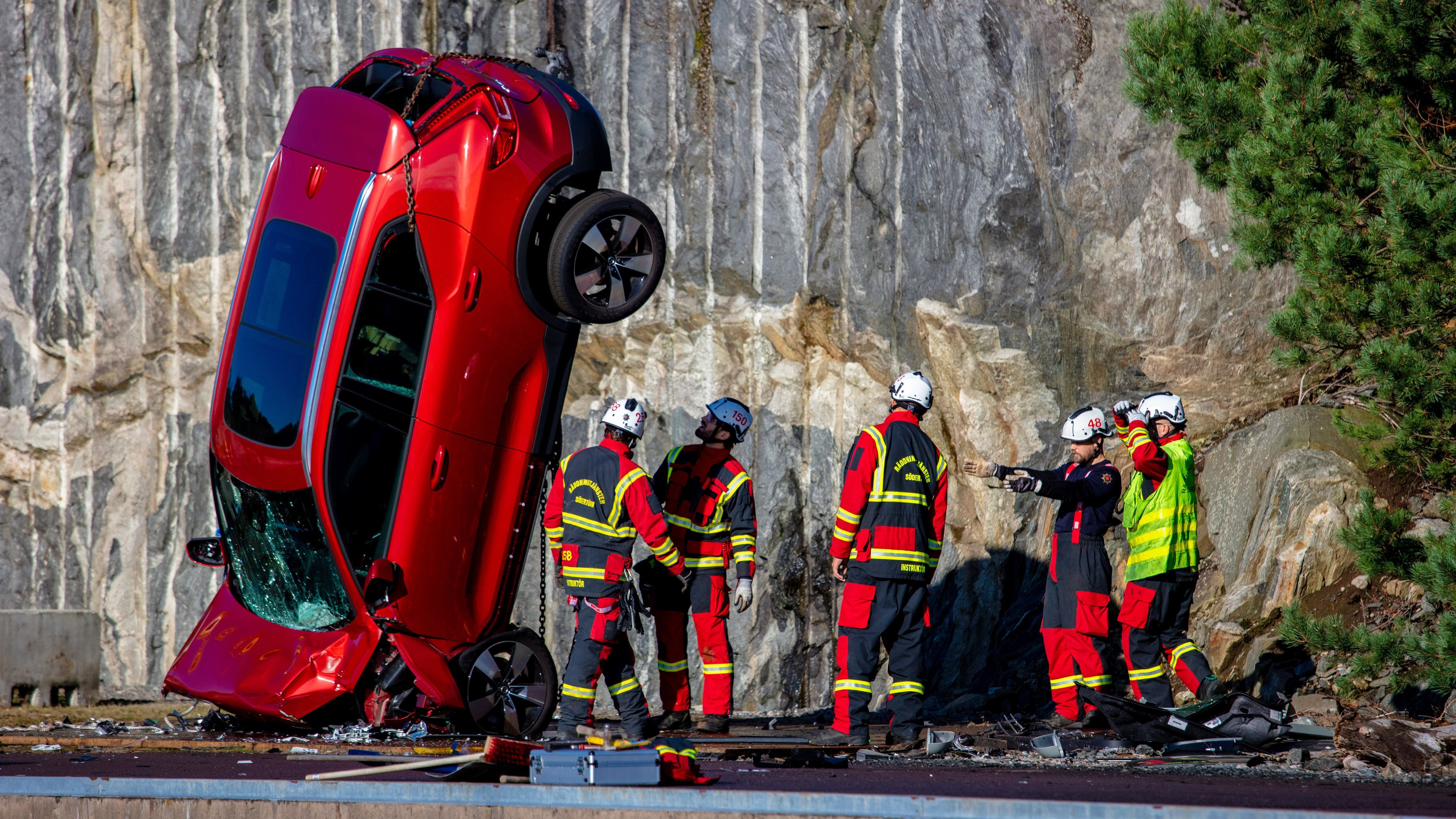 Компанія Volvo скинули з 30-метрової висоти свої машини: причина