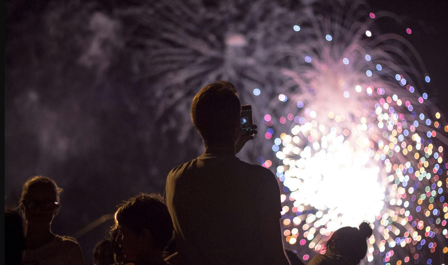 У Маріуполі феєрверки почали летіли в людей: шокуюче відео У Маріуполі феєрверки почали летіли в людей: шокуюче відео