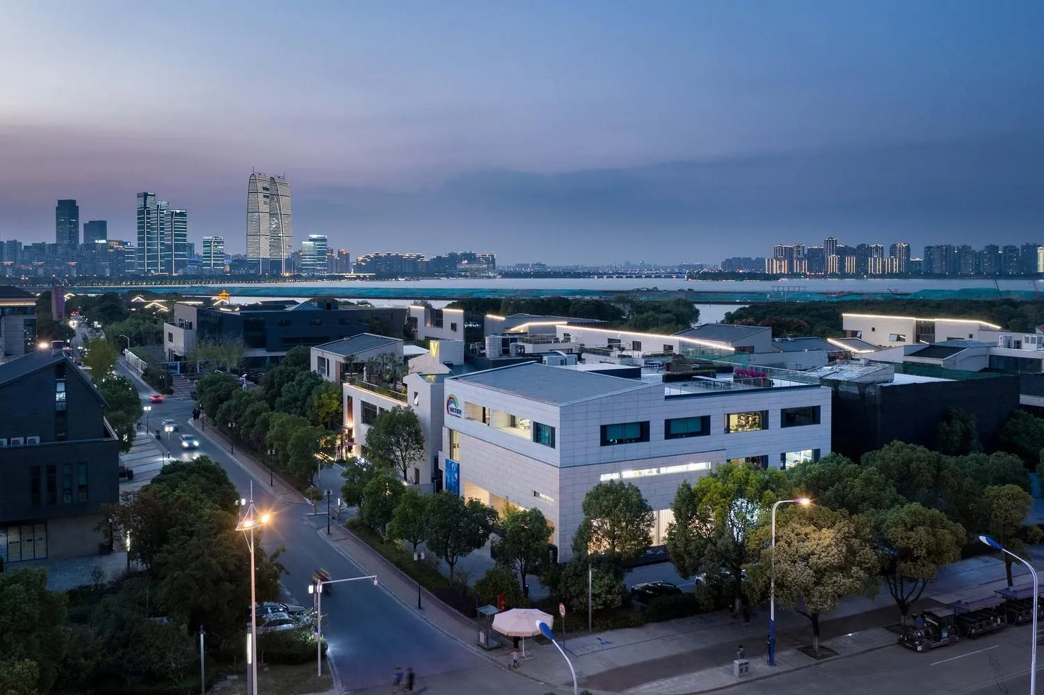 Вечірній вид на виставковий центр / Фото Archdaily Вечірній вид на виставковий центр / Фото Archdaily