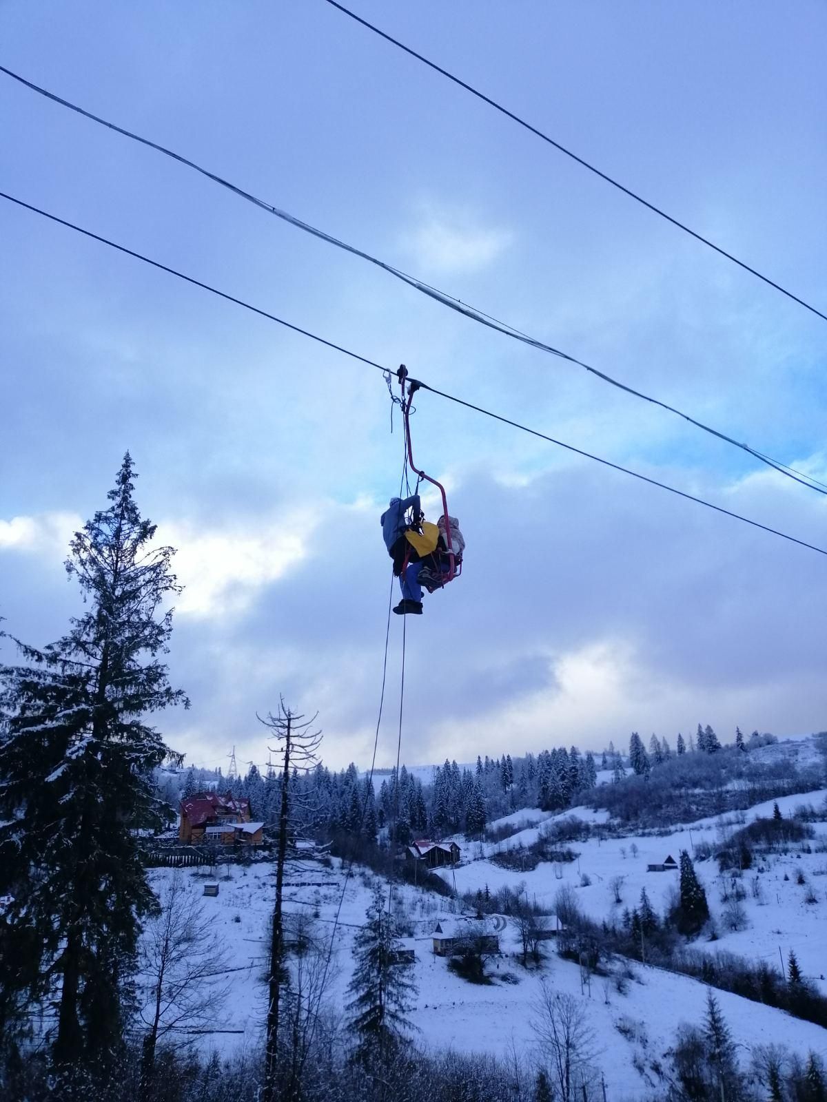 Надзвичайники показали, як рятували людей у Славському: відео Надзвичайники показали, як рятували людей у Славському: відео