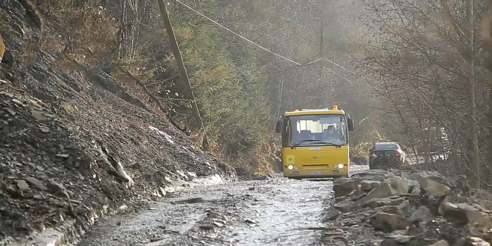 Зруйнована дорога: на Буковині автобус перевозить школярів поетапно