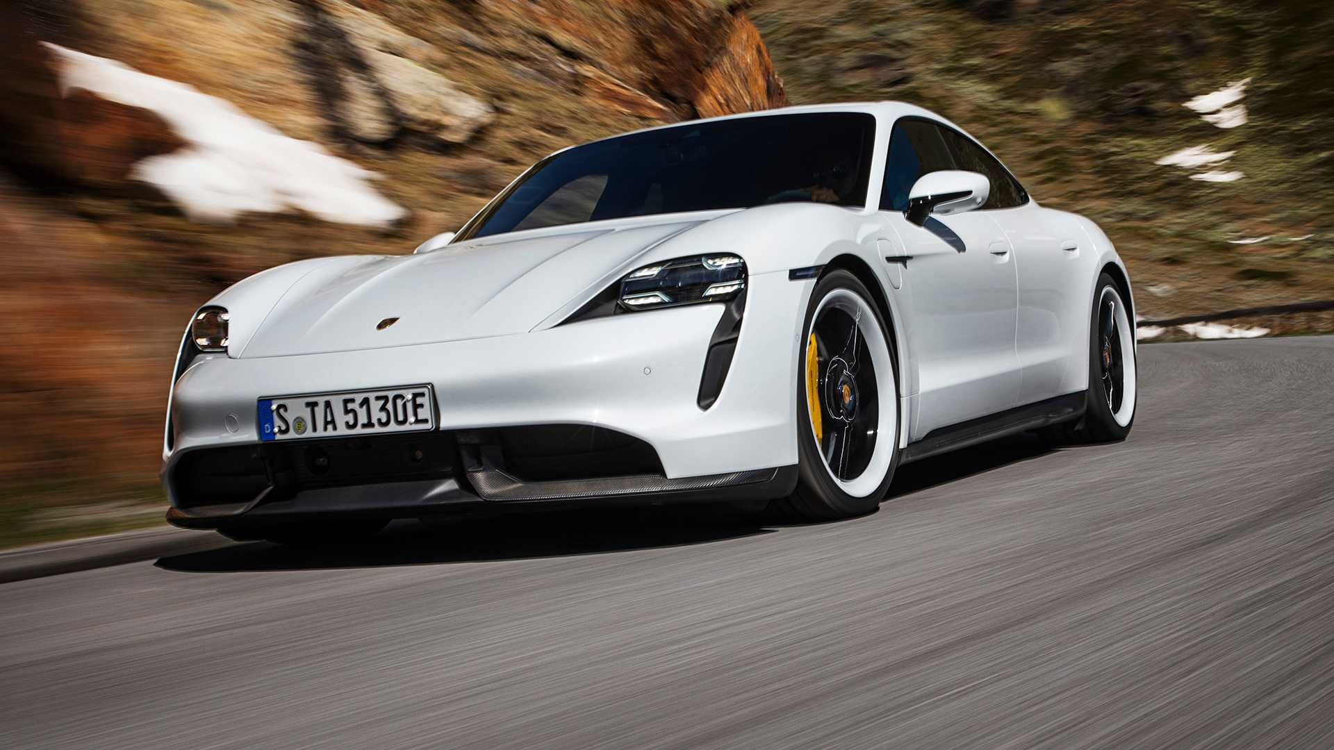 Самый длинный в истории дрифт: электрический Porsche Taycan установил рекорд – фото, видео  