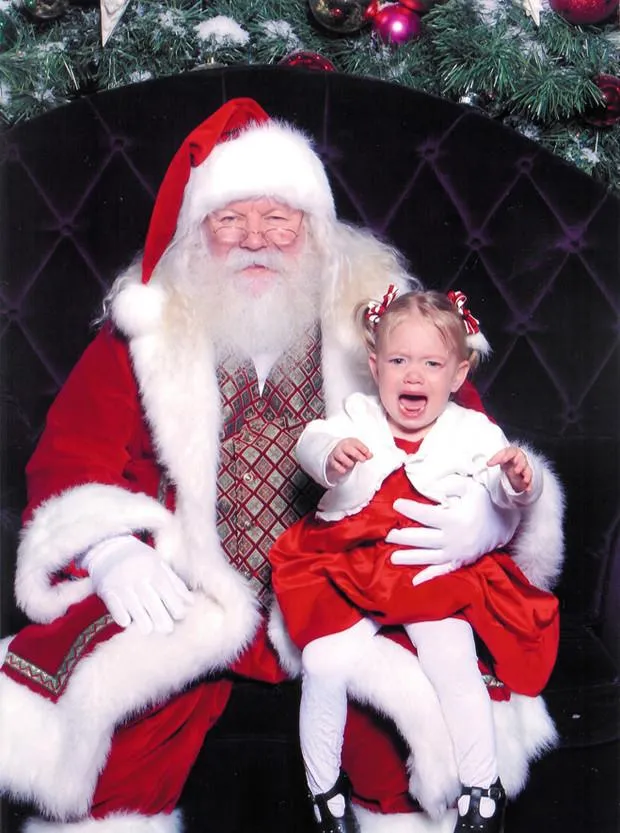 Підбірка новорічних фото дітей, яких налякав Санта-Клаус