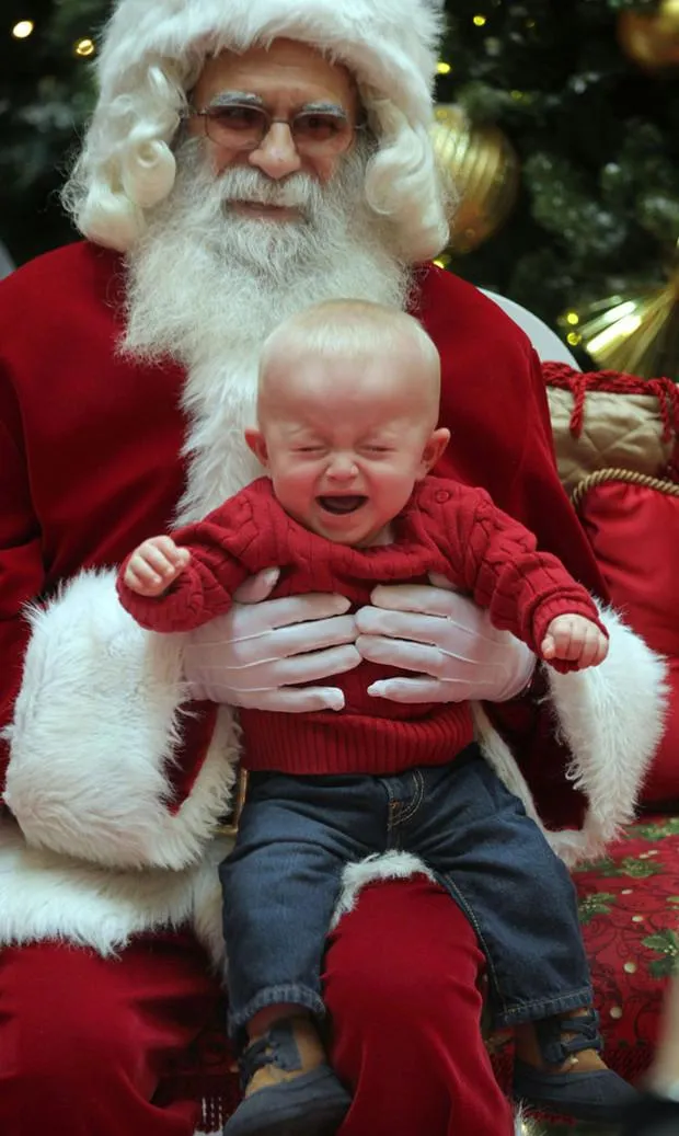 Підбірка новорічних фото дітей, яких налякав Санта-Клаус