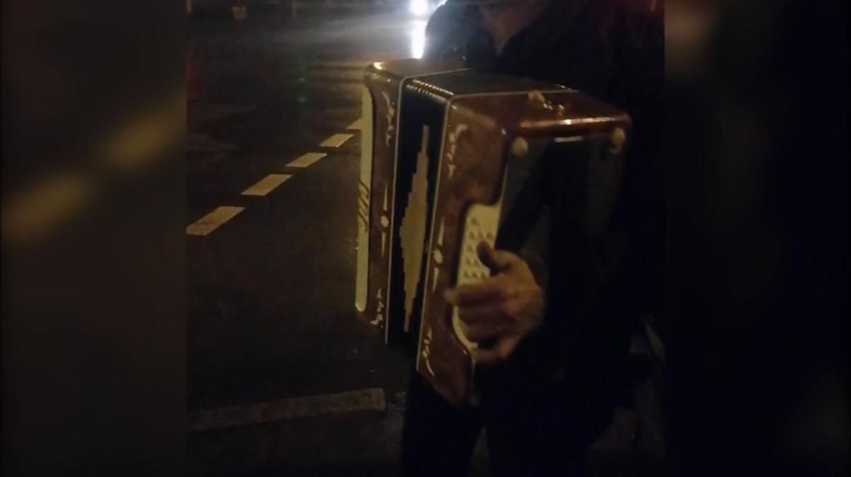 У Києві водій грав патрульним на баяні: ймовірно, був п'яним – відео У Києві водій грав патрульним на баяні: ймовірно, був п'яним – відео