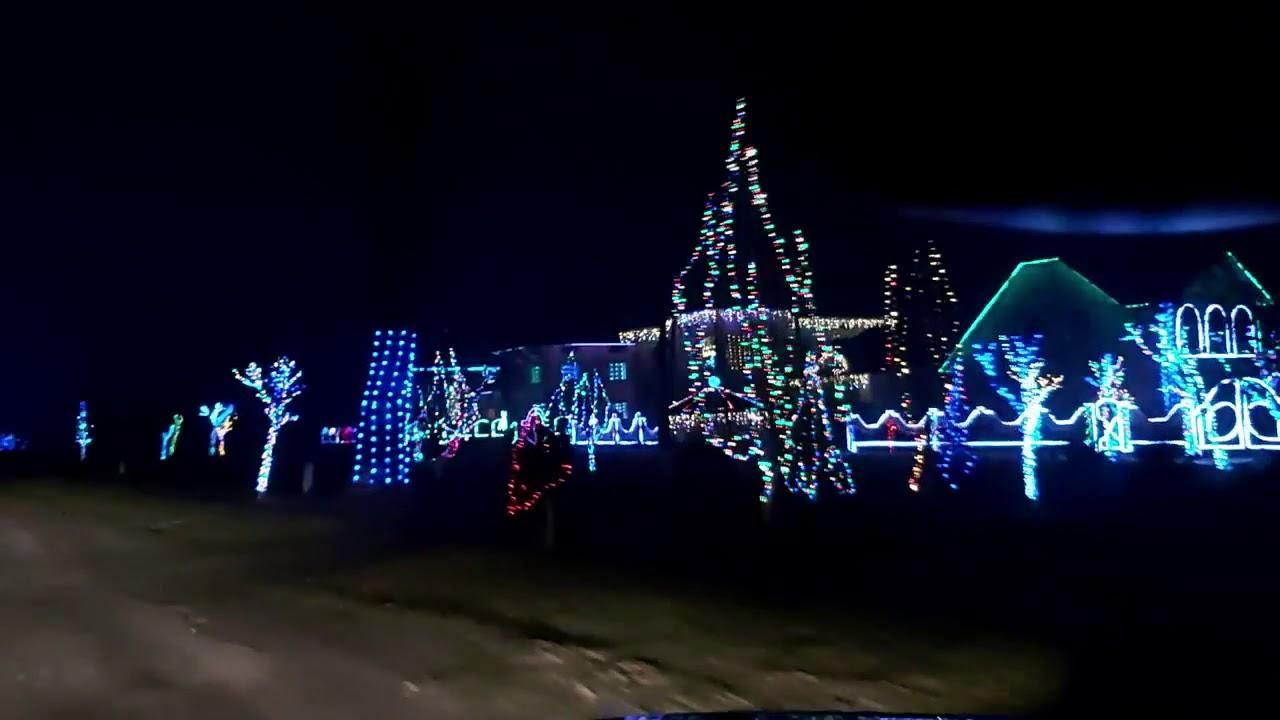 Масштабна новорічна ілюмінація в селі на Буковині: відео Масштабна новорічна ілюмінація в селі на Буковині: відео