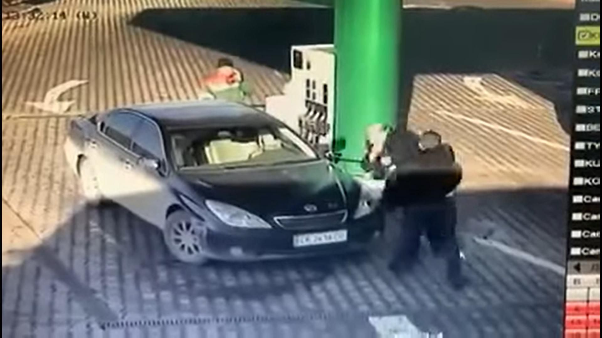 Невідомий на АЗС із кулаками напав на ексголову Чернівецької облради Мунтяна: що відомо Невідомий на АЗС із кулаками напав на ексголову Чернівецької облради Мунтяна: що відомо