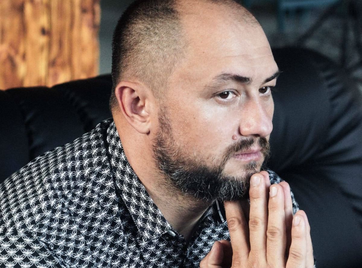 Максим Невінчанний привітав з Новим роком портретом Путіна Максим Невінчанний привітав з Новим роком портретом Путіна