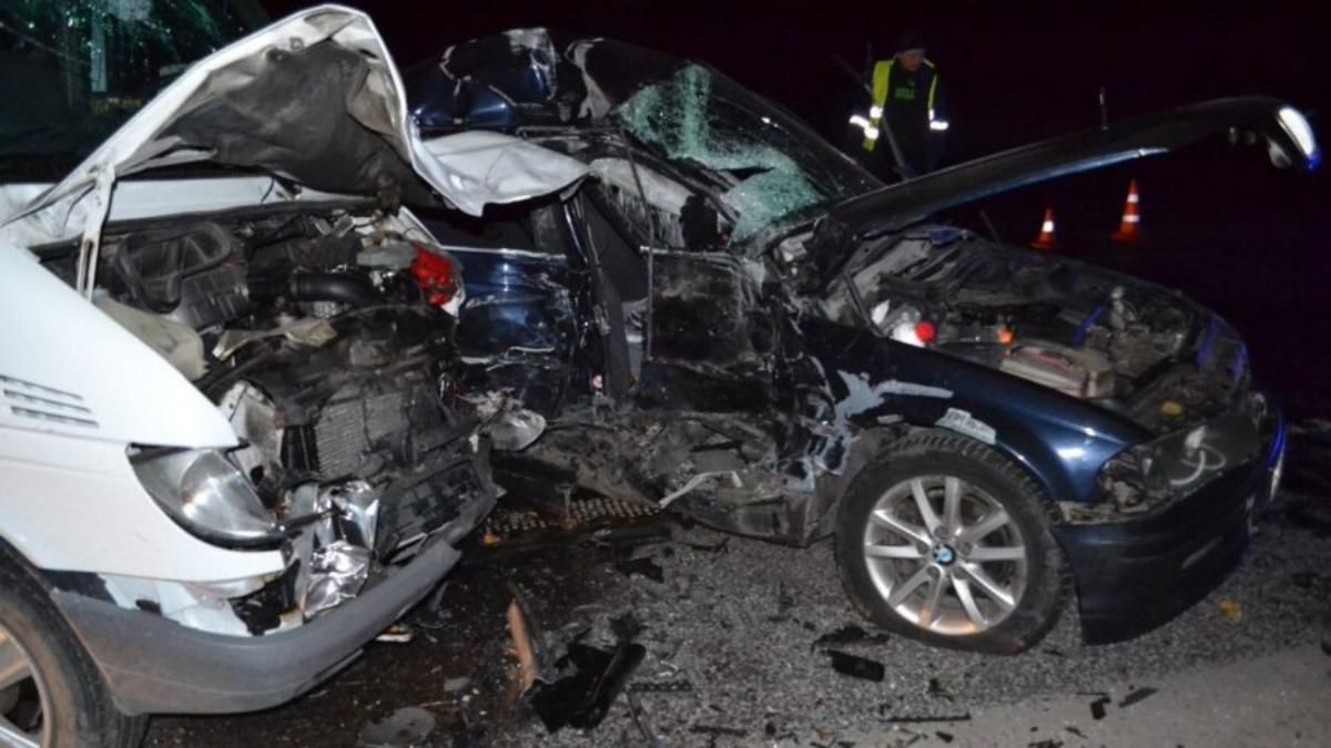 Водій виїхав на зустрічну: під Львовом сталась ДТП з 10 постраждалими Водій виїхав на зустрічну: під Львовом сталась ДТП з 10 постраждалими