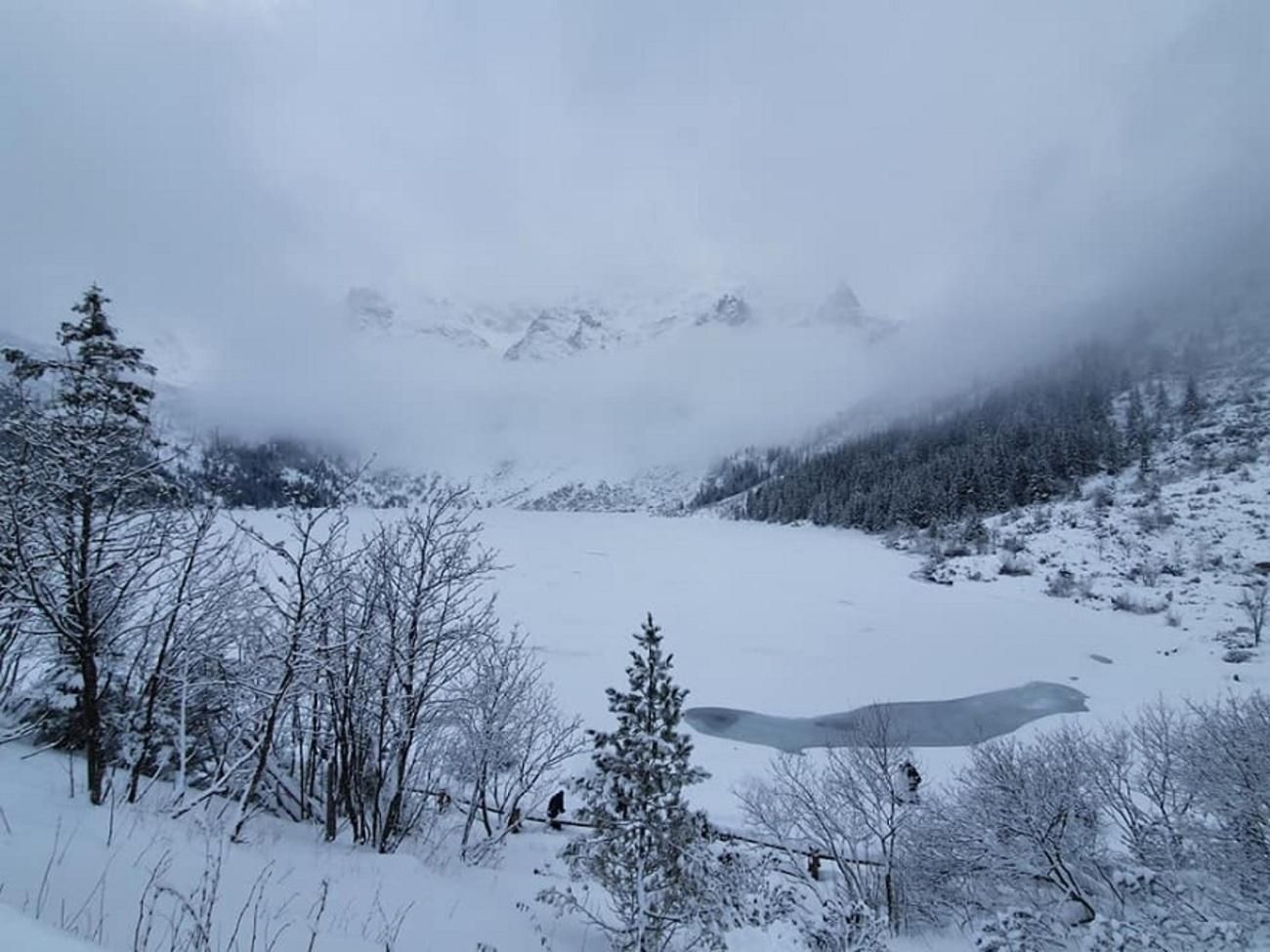 Украинские туристы провалились под лед на Морском Оке в Польше Украинские туристы провалились под лед на Морском Оке в Польше