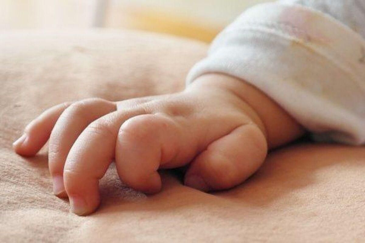 У Сумах чоловік залишив немовля біля лікарні: поліція відкрила справу
