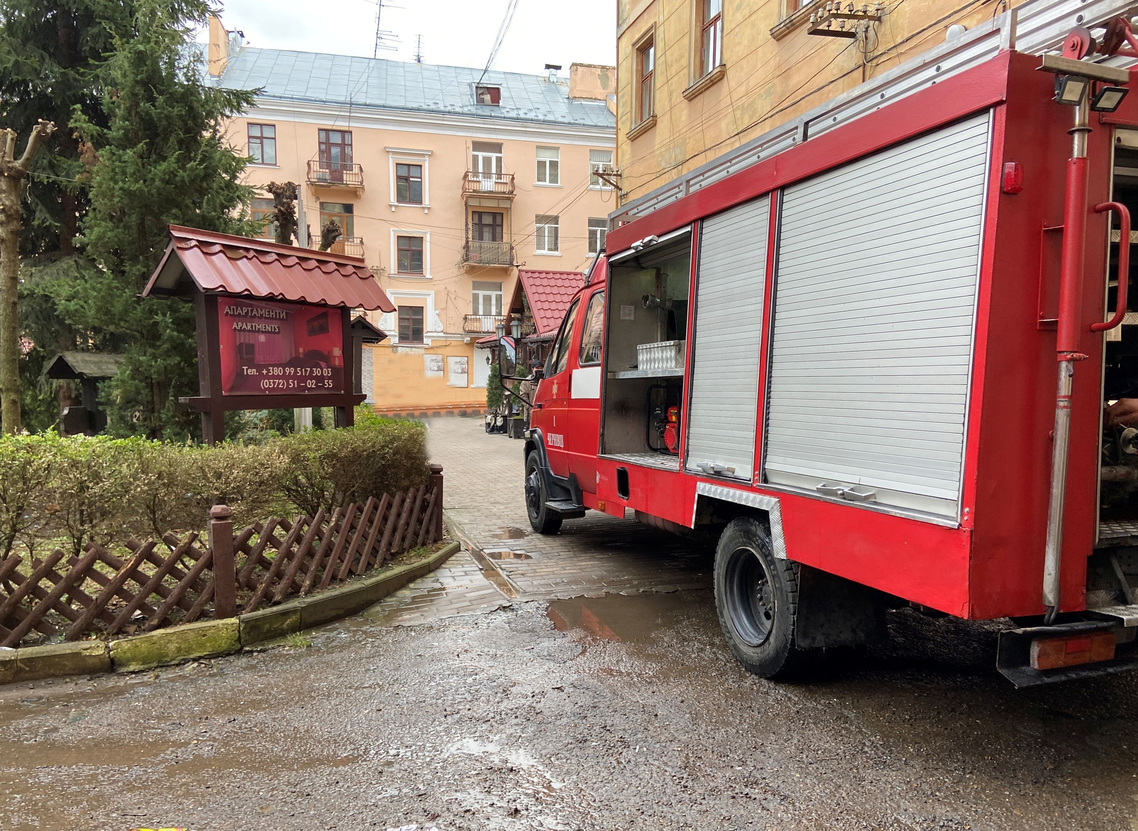 Пожежа та вибух у житловому будинку в Чернівцях: фото і подробиці