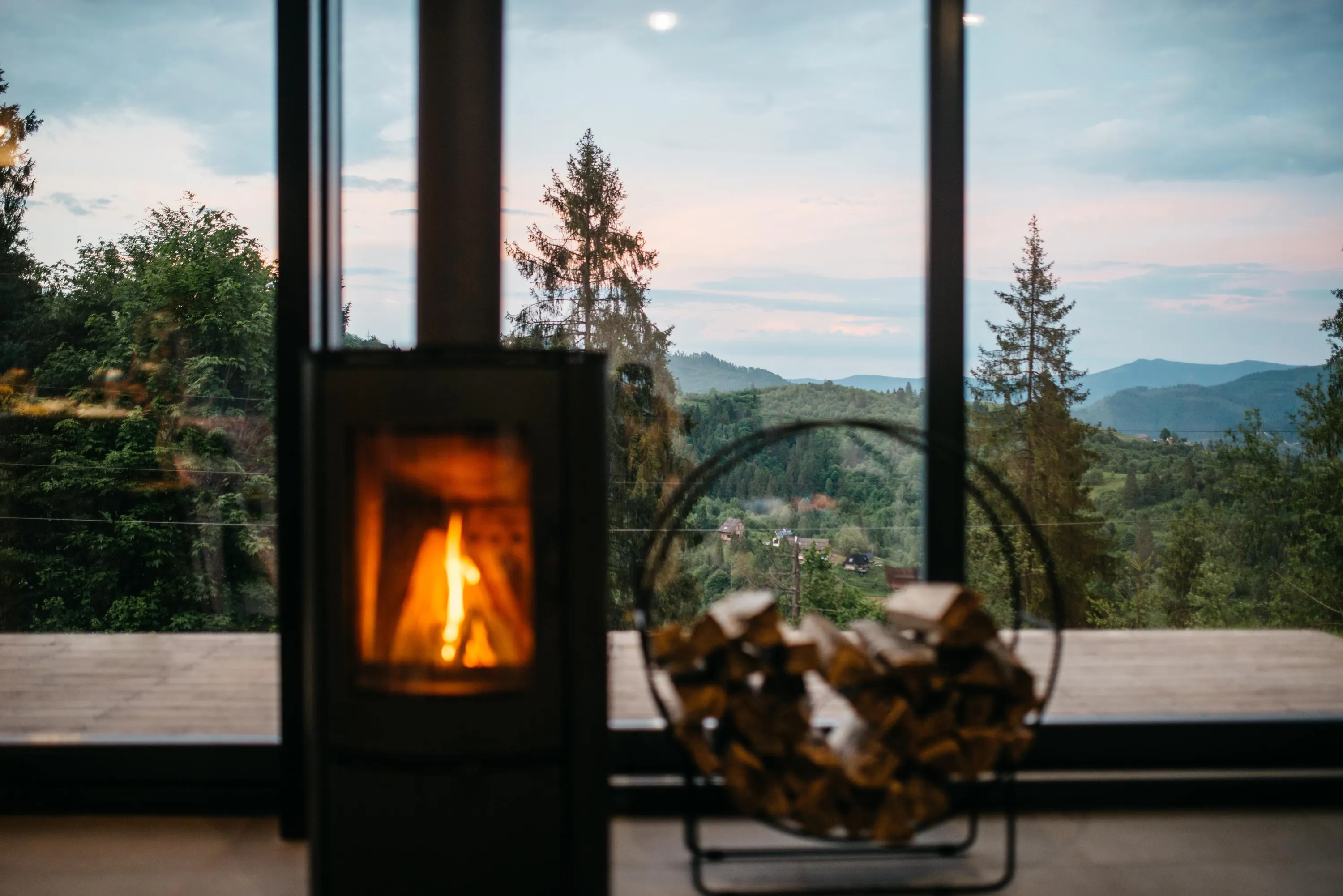 Крізь панорамні вікна відкриваються чудові пейзажі