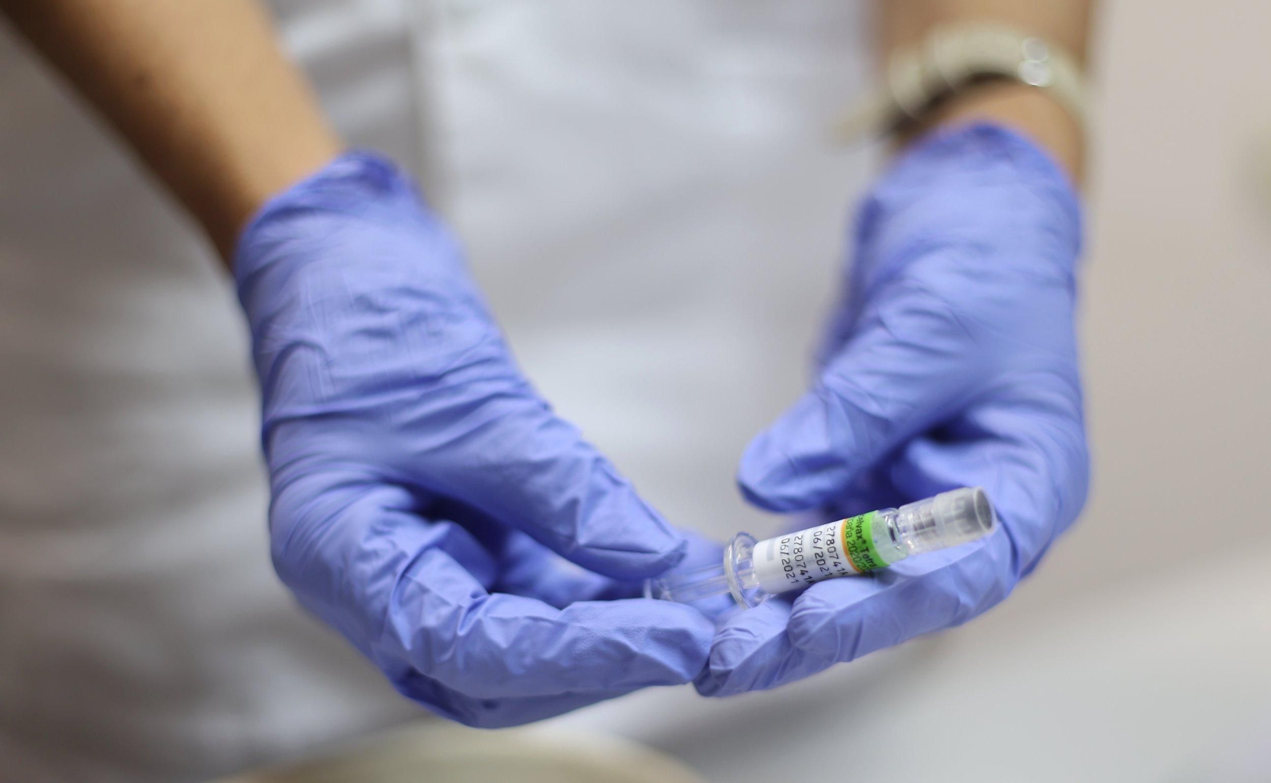 Скільки доз вакцини проти COVID-19 вже використали у світі: Bloomberg