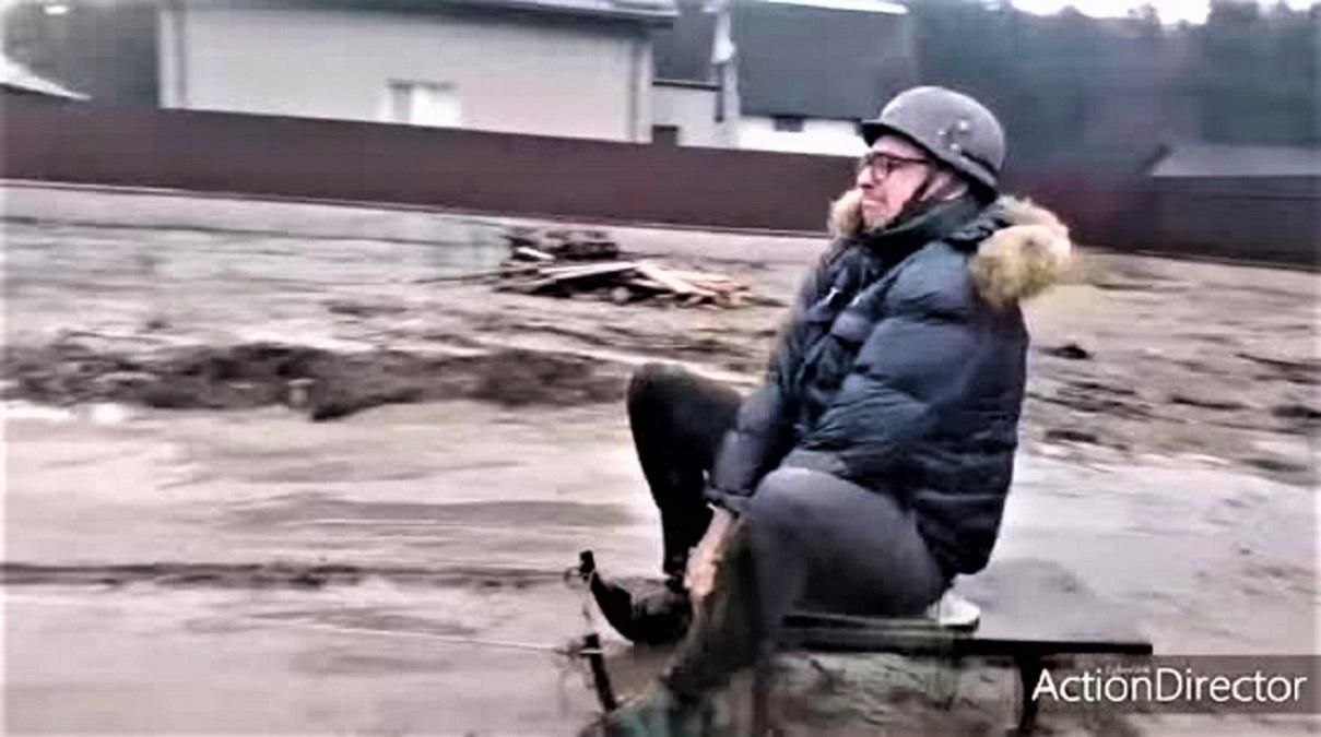 Что делать, когда нет снега: львовянин проехался по грязи на санках – смешное видео