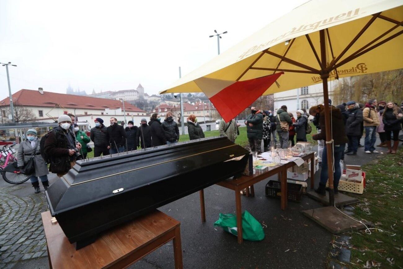 В Чехии протестующие принесли гроб к дому премьера