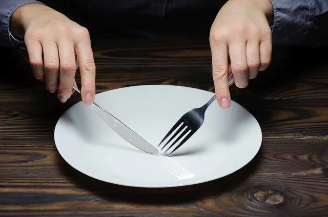 Распространенным мифом о похудении является идея, что нужно все время чувствовать голод