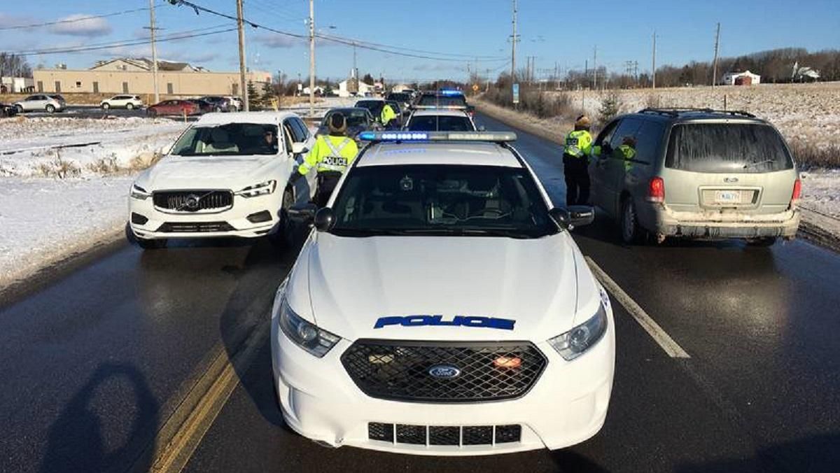 У Канаді таксист відвіз пасажира без маски в поліцейський відділок У Канаді таксист відвіз пасажира без маски в поліцейський відділок