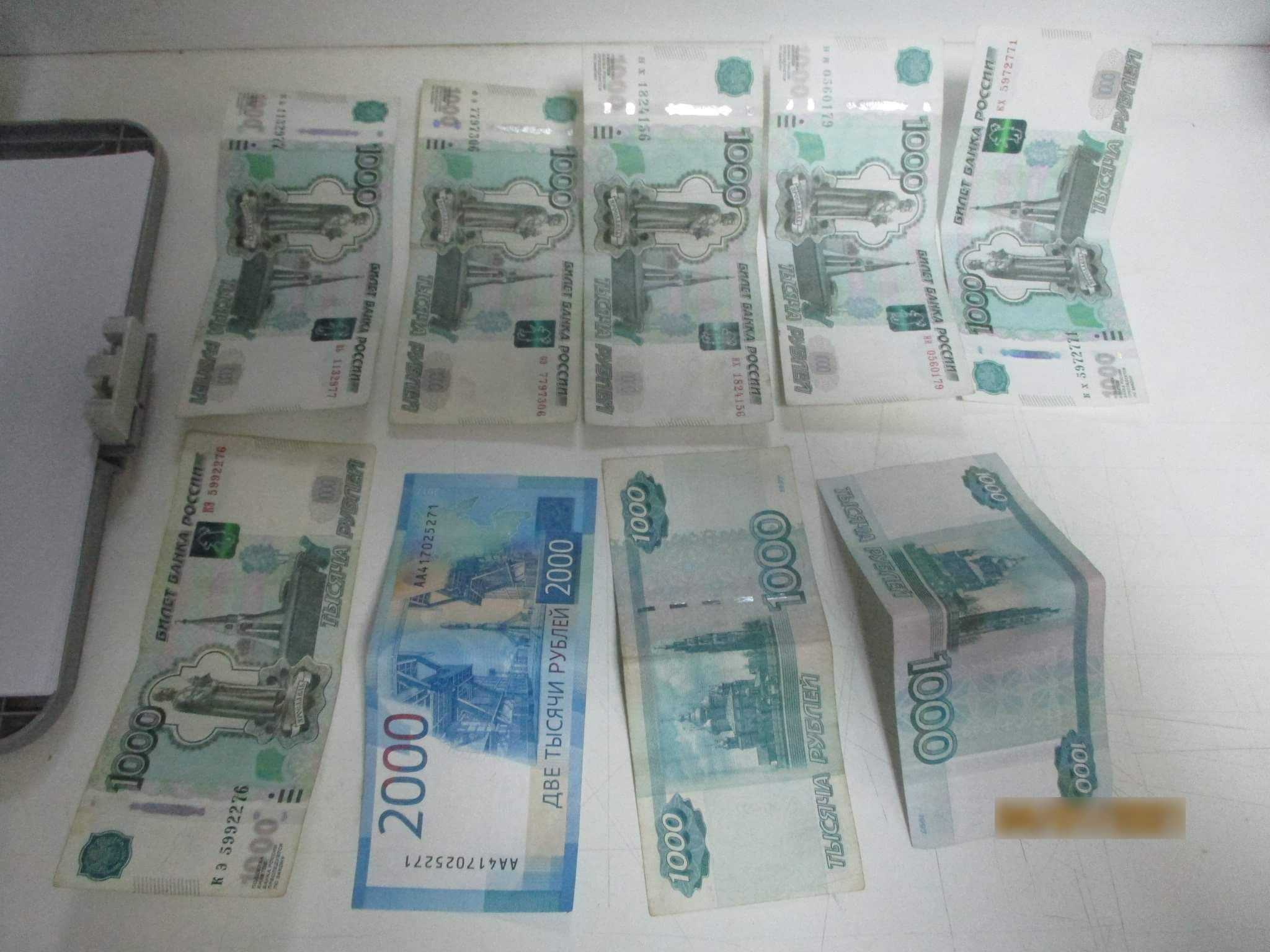 Азербайджанец давал взятку украинским пограничникам в рублях Азербайджанец давал взятку украинским пограничникам в рублях