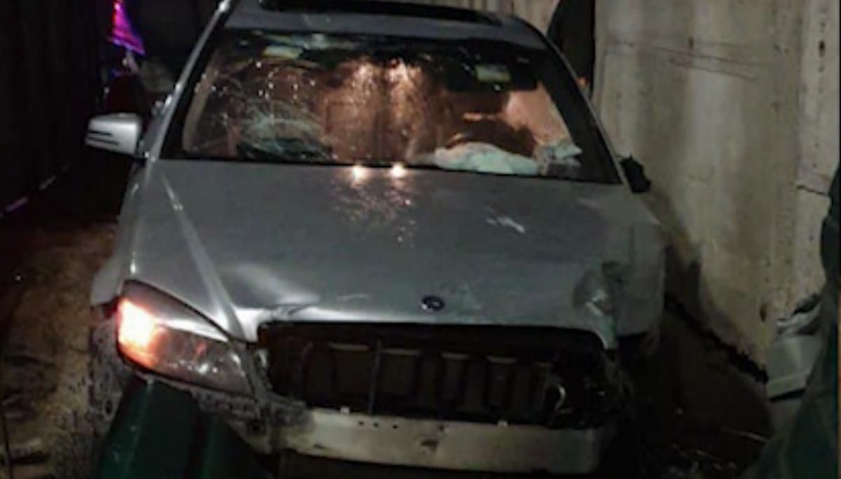 У Києві нетвереза жінка рознесла металевий паркан та Mercedes У Києві нетвереза жінка рознесла металевий паркан та Mercedes