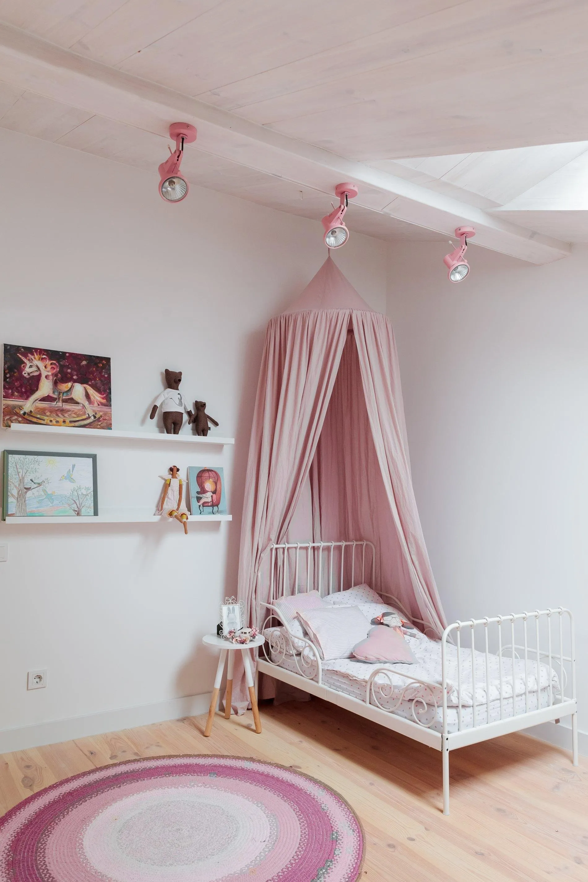 Детская комната с минималистичным интерьером