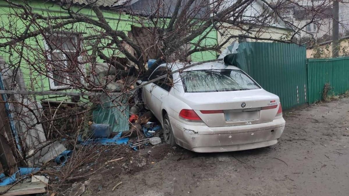 Під Києвом BMW розніс паркан та влетів у будинок