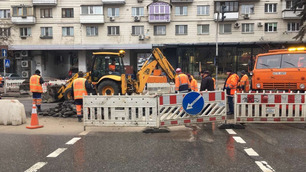 В Киеве посреди дороги провалился асфальт 04.01.2021 - фото В Киеве посреди дороги провалился асфальт 04.01.2021 - фото
