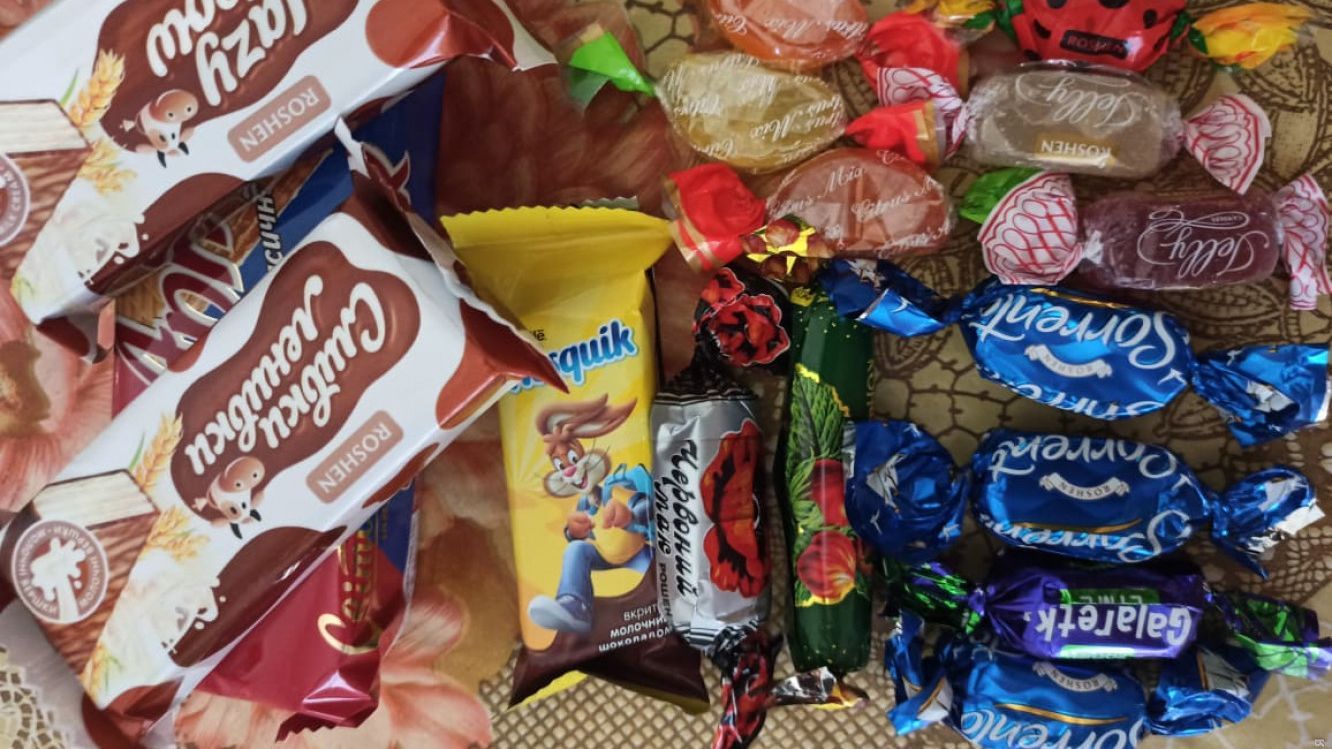 Кілька цукерок за 7 мільйонів і листівка від Труханова: в Одесі виник скандал через подарунки на Новий рік дітям