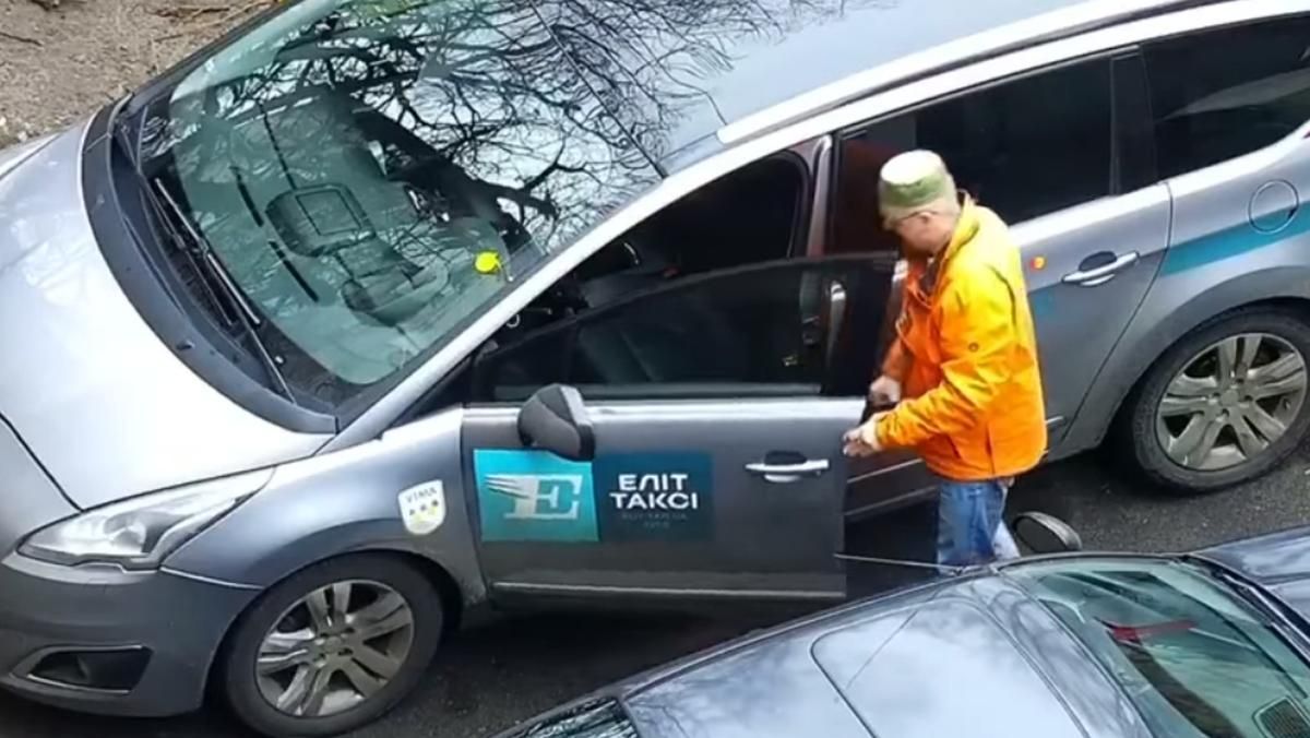 У Києві на камеру зняли, як водій таксі вживає наркотики