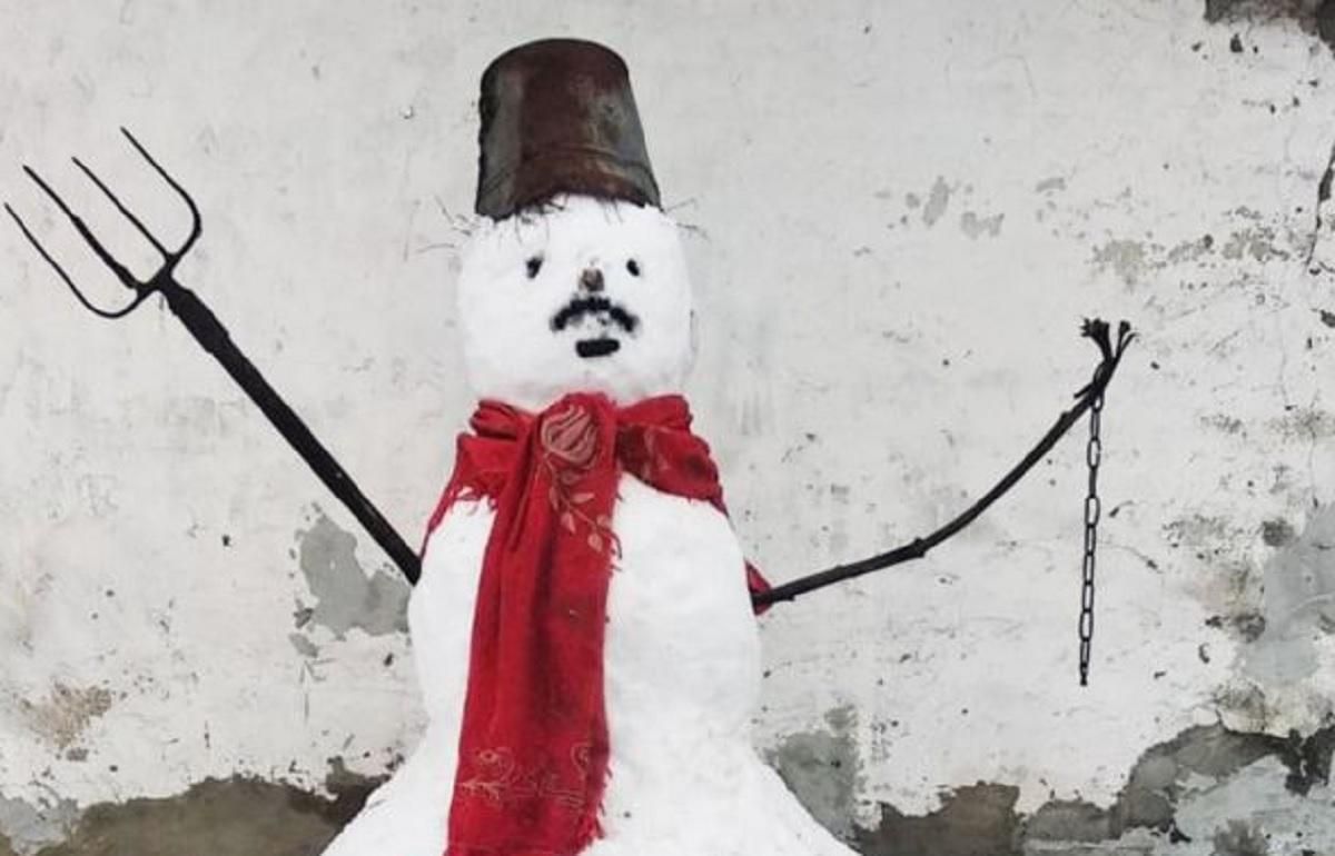 В Гомеле на мужчину составили протокол за снеговика: фото