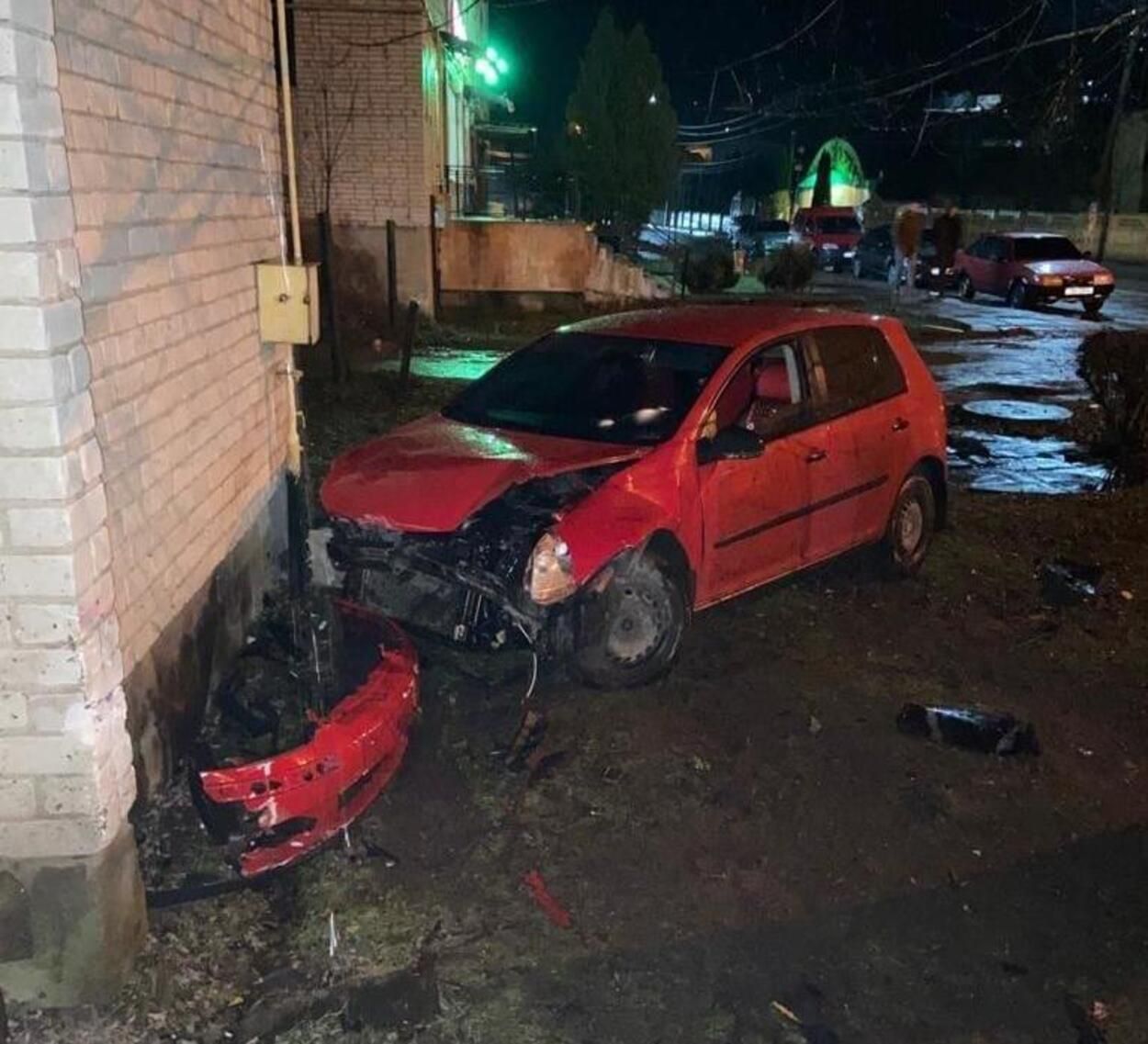 На Львівщині автівка на смерть збила неповнолітню на тротуарі: фото На Львівщині автівка на смерть збила неповнолітню на тротуарі: фото