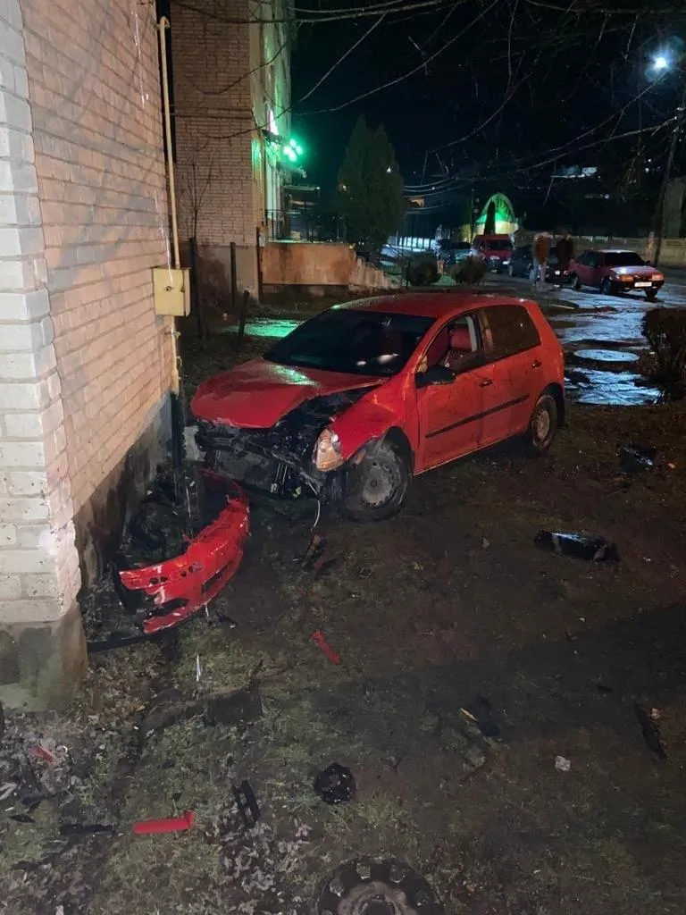 На Львівщині автівка на смерть збила неповнолітню на тротуарі: фото