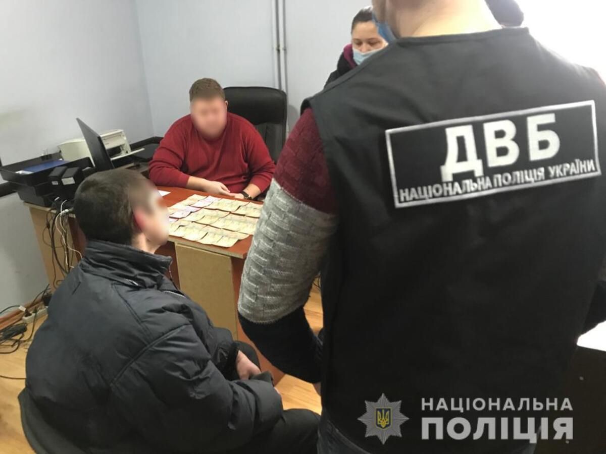 У Дрогобичі затримали чоловіка на спробі підкупу керівника слідчого відділу: фото