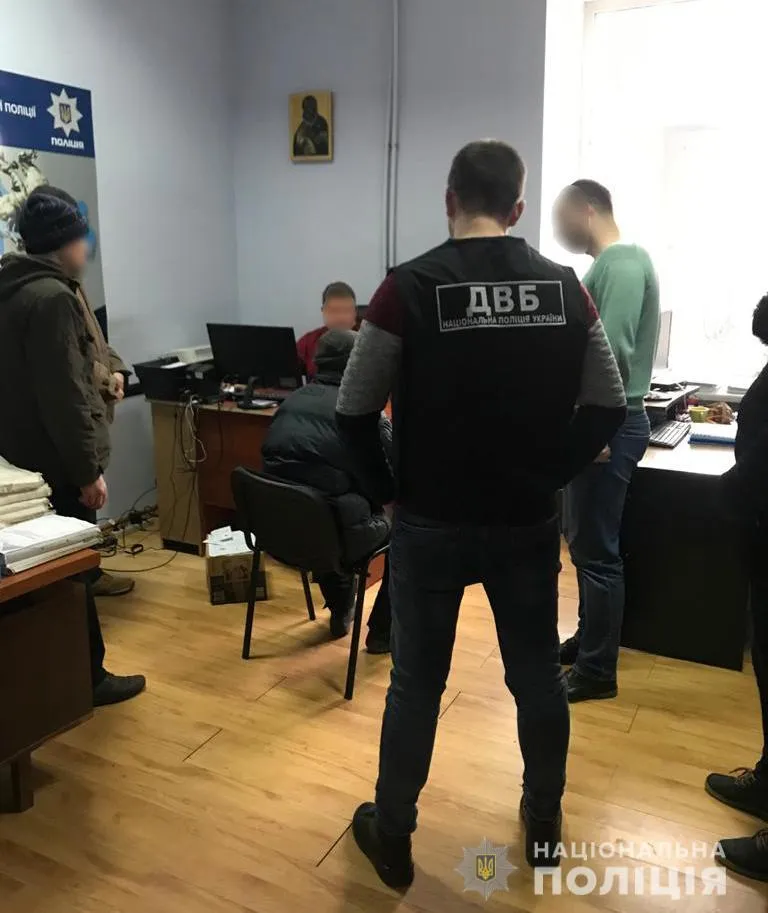 У Дрогобичі затримали чоловіка на спробі підкупу керівника слідчого відділу: фото