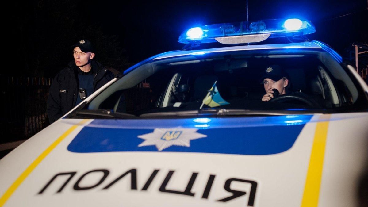 У Запоріжжі чоловік кидав у відділок поліції камінням У Запоріжжі чоловік кидав у відділок поліції камінням